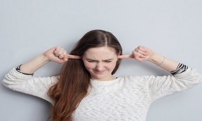 Причины развития фобии громких звуков у взрослых и детей