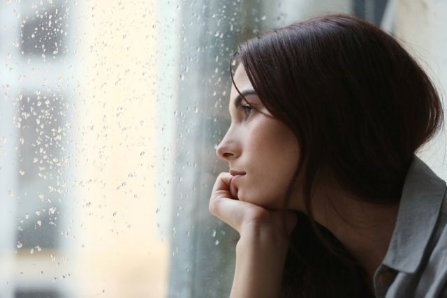 Как лечить депрессию: самостоятельно или при помощи психотерапии?